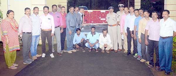 ಕಳ್ಳತನ ಪ್ರಕರಣ: ಮೂವರ ಬಂಧನ; ರಿವಾಲ್ವರ್ ಸೇರಿ ಚಿನ್ನಾಭರಣ ವಶ